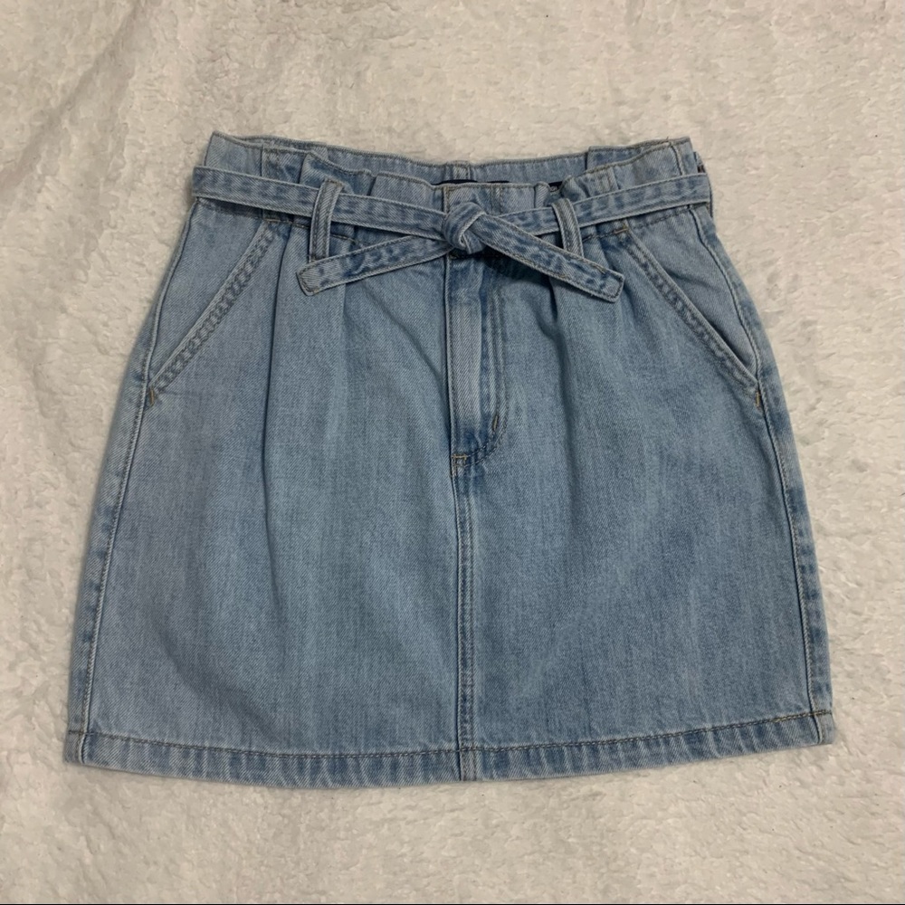 Hollister Ultra High-Rise Light Wash Tie-Waist Mini Jean Skirt Size 1 (J…